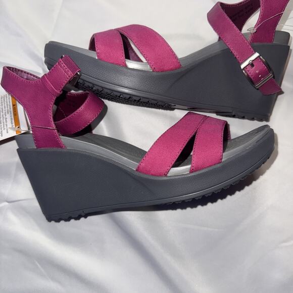 Crocs Leigh II Ankle Strap Wedge Heel Sandal Berry Size 7 Comfort Excellent - Picture 8 of 8